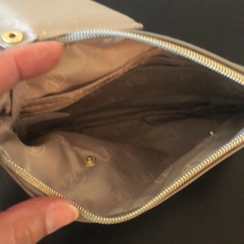 ADRIENNE VITTADINI charging wristlet wallet. - Picture 7 of 8